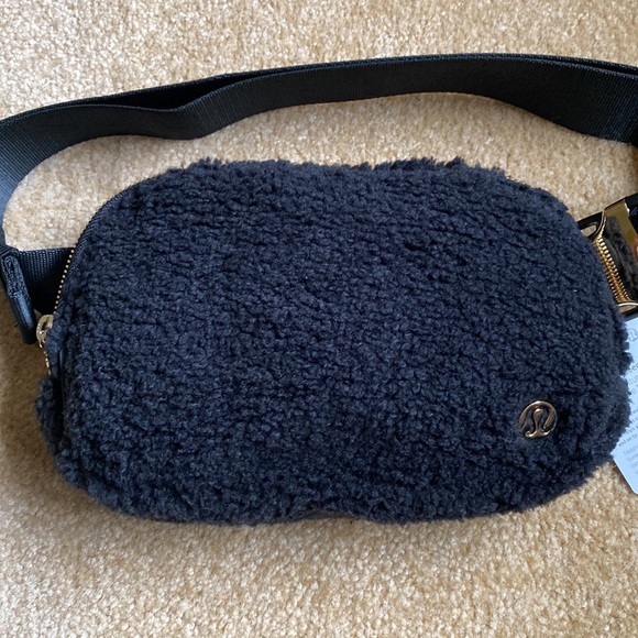 Lululemon Everywhere Belt Bag black fleece gold hardware luxe nwt waist pack - Picture 5 of 10